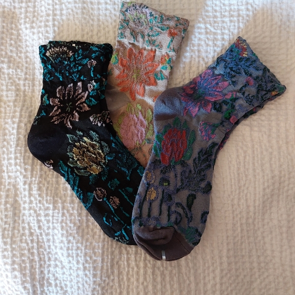 ANTHROPOLOGIE SET 3 PAIRS OF WOMANS TEXTURED SOCKS NWOT - Picture 4 of 8